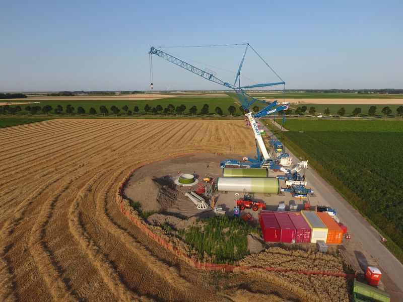 26 juli 2019; eerste mastdelen windmolen 1 gebracht