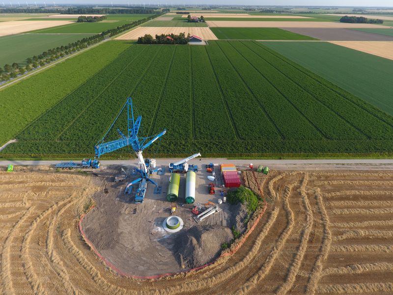 26 juli 2019; eerste mastdelen windmolen 1 gebracht