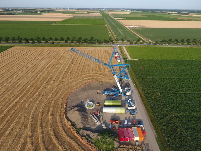 26 juli 2019; eerste mastdelen windmolen 1 gebracht