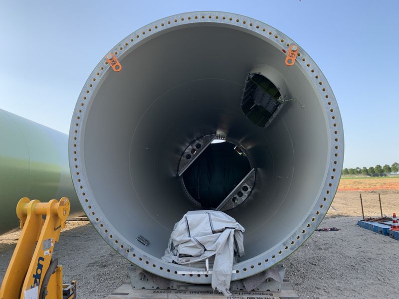 26 juli 2019; eerste mastdelen windmolen 1 gebracht